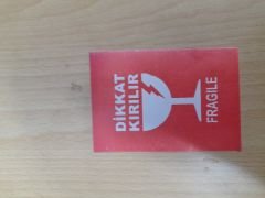 110 mm x 75 mm Kuşe Dikkat Kırılır 500 Sarımlı Etiket